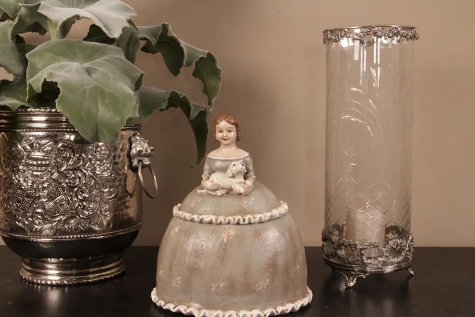 Fig. Lady Victorian box resin 32 cm