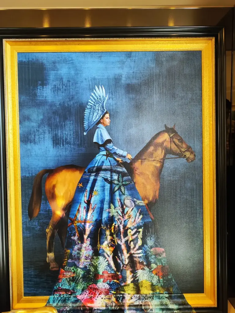 WOMAN ON HORSE IN RELIEF DRESS CANVA 110x3x140 CM