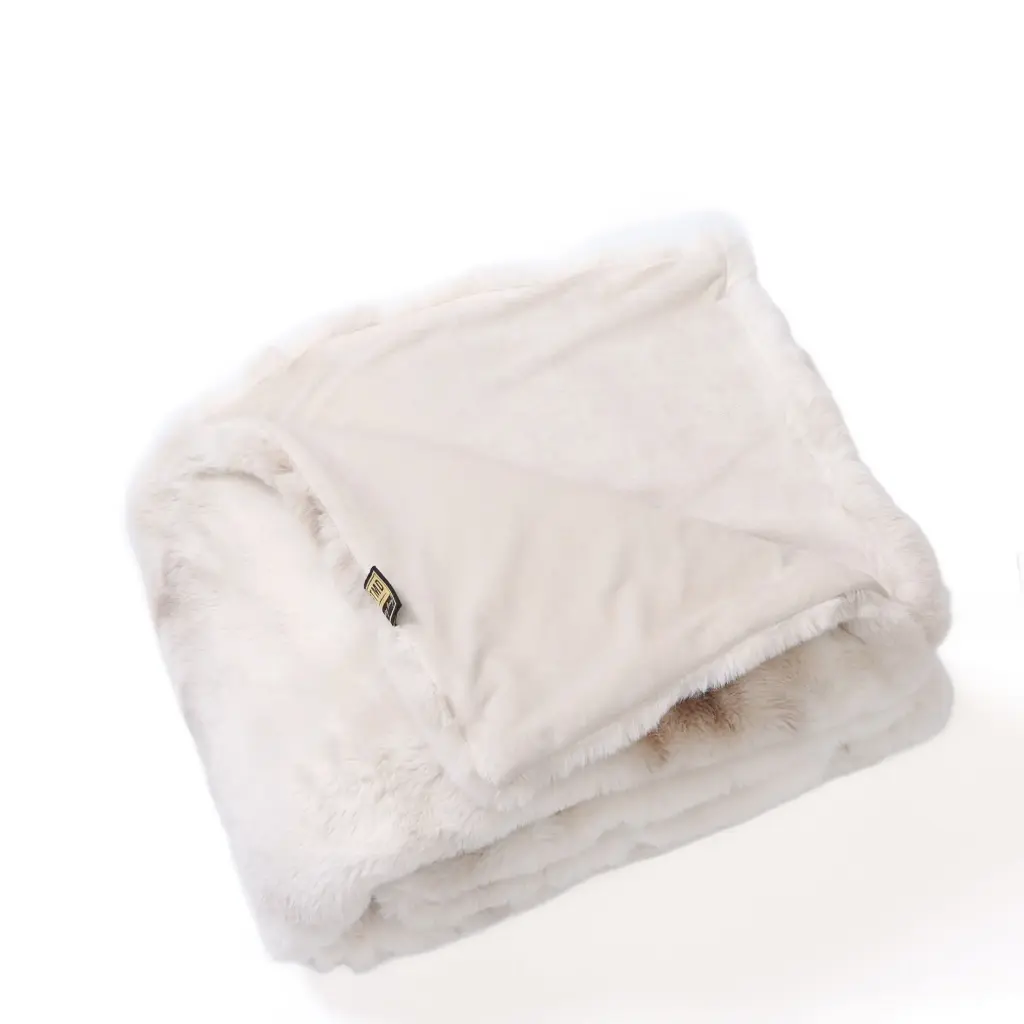 Linde Offwhite faux fur plaid in giftbox 150 x 200