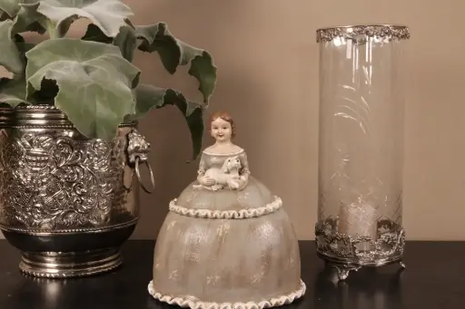 Fig. Lady Victorian box resin 32 cm