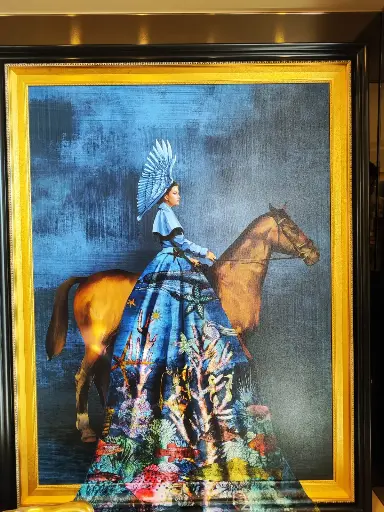 [921098] WOMAN ON HORSE IN RELIEF DRESS CANVA 110x3x140 CM
